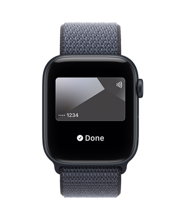 Vista lateral direita do Apple Watch SE 3 com caixa em alumínio meia-noite, Apple Pay na app Carteira, Digital Crown e Loop desportiva azul-âncora