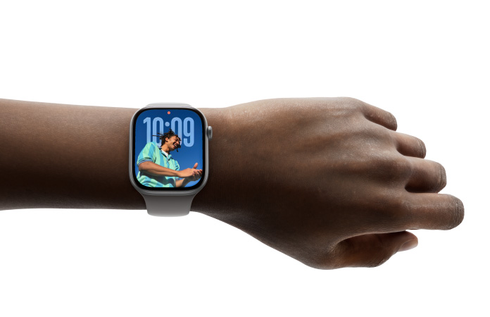 Pessoa a usar o Apple Watch Series 11 com o mostrador Fotografias