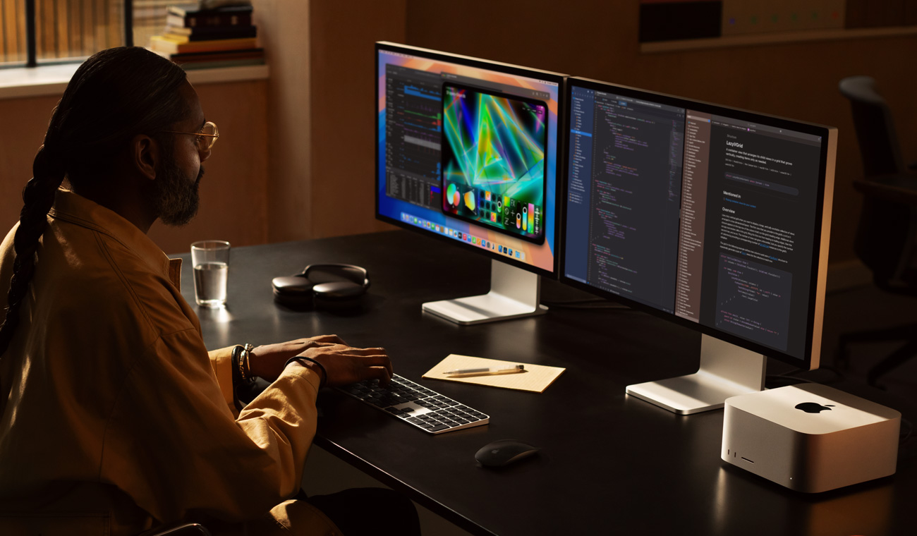 มือโปรที่ทำงานด้วย Mac Studio และ Studio Display จำนวน 2 จอ