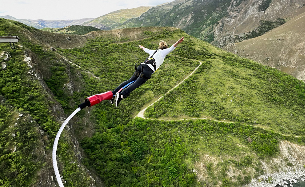 In cinque scenografiche località neozelandesi, AJ Hackett Bungy New Zealand usa l’iPhone per creare foto e video mozzafiato da condividere con l’utente.