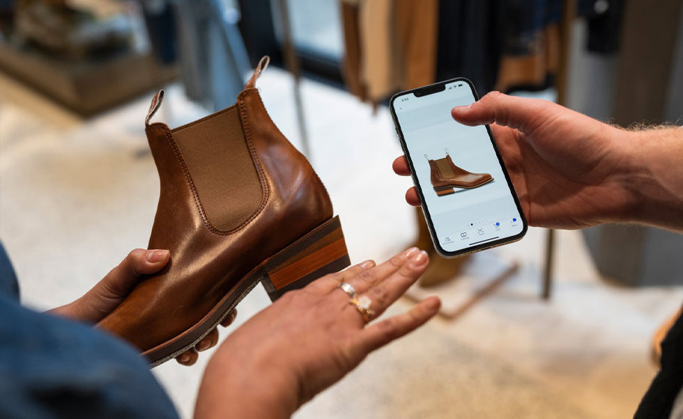 Un dipendente controlla la disponibilità dei prodotti nell’app NewStore per iOS.