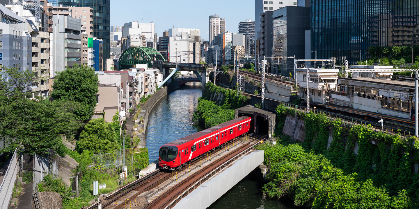 Klipp som visar Tokyos tunnelbana, bland annat tåg som åker över broar, den dagliga driften och underhållsarbeten.