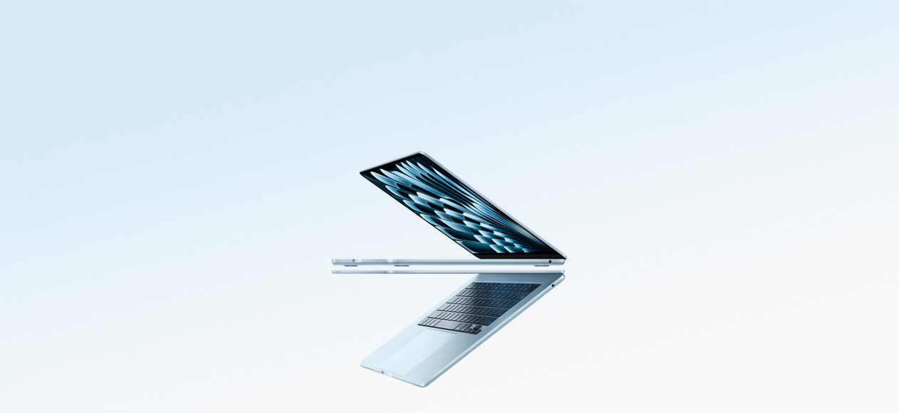 Dois notebooks MacBook Air na cor azul-céu abertos e formando uma seta para ressaltar o design fino