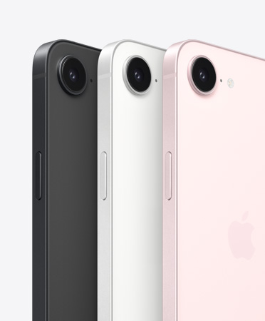 iPhone 17e、ブラックの側面と背面の外観、ホワイトの側面と背面の外観、ソフトピンクの側面と背面の外観。上部にFusionカメラがあり、サイドボタンが見える